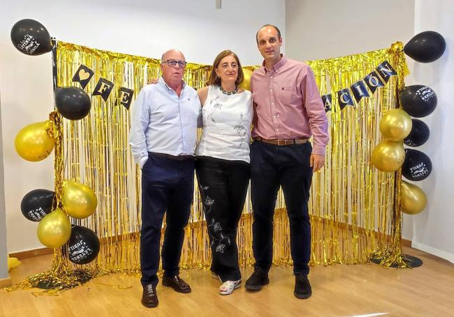 Luci flanqueada por su esposo e hijo