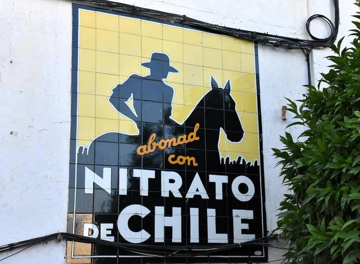 Panel de Nitrato de Chile en la plaza de España