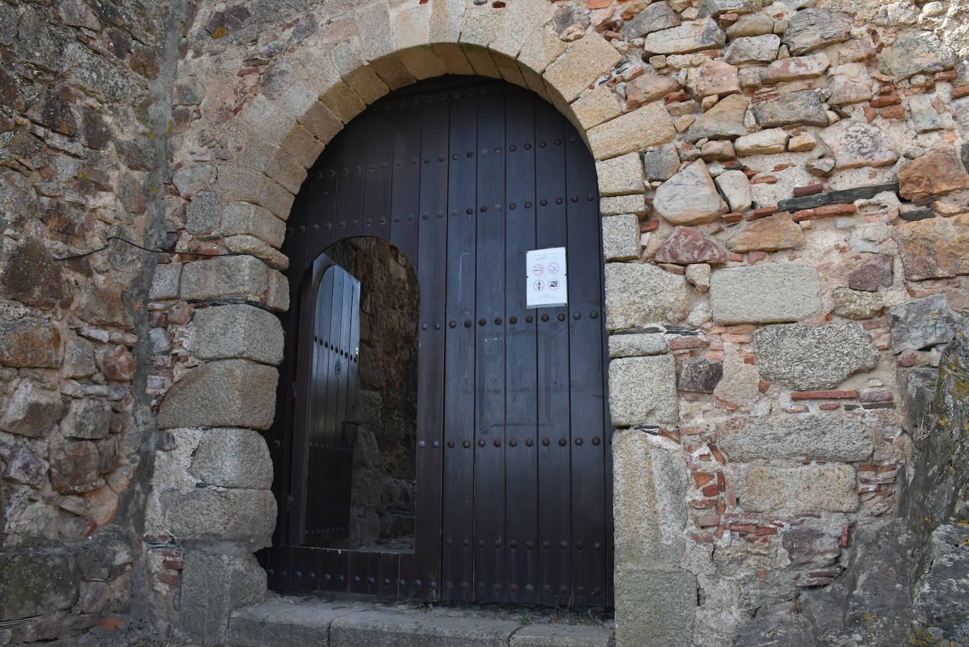 Puertas del Castillo de Luna