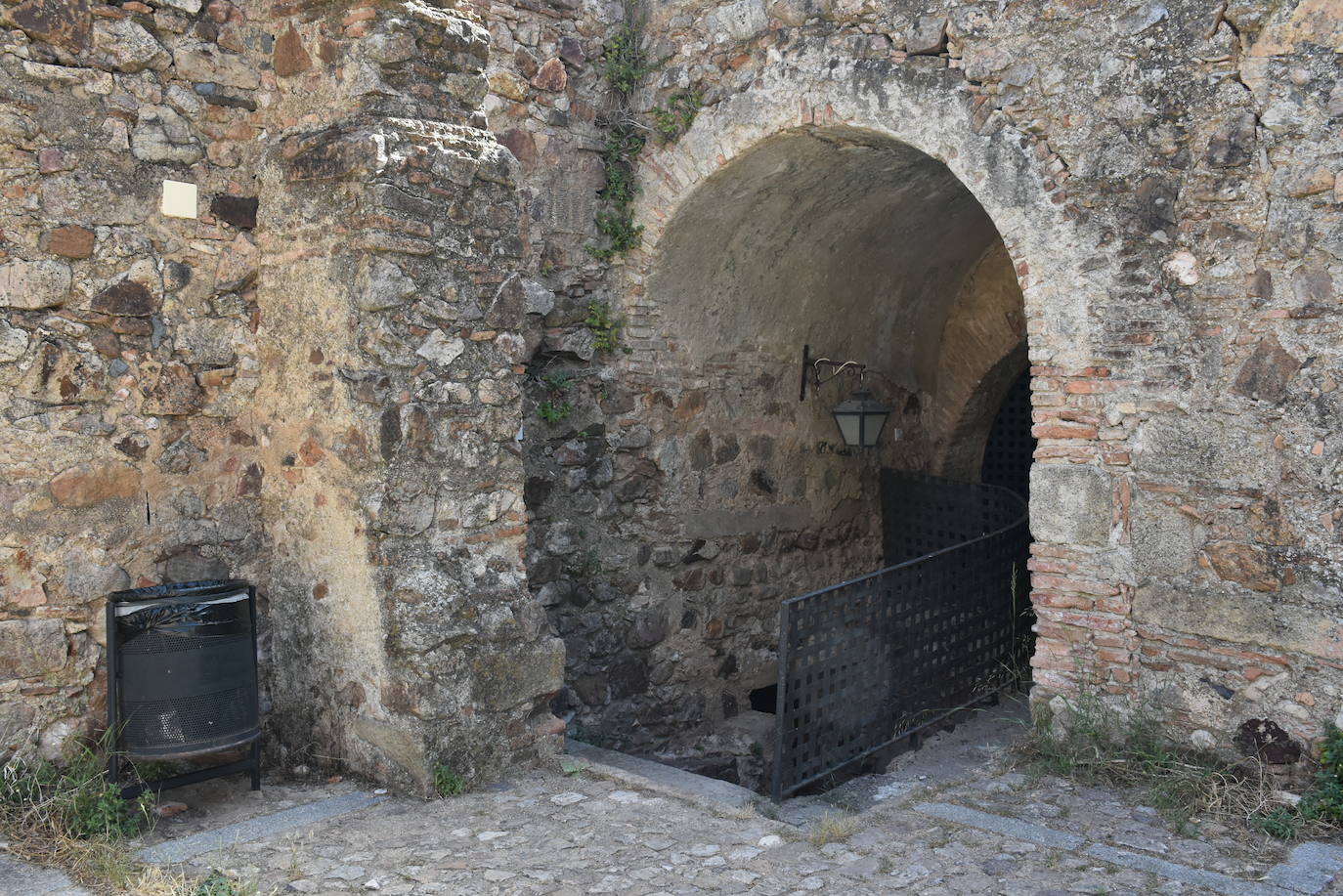 Puertas del Castillo de Luna