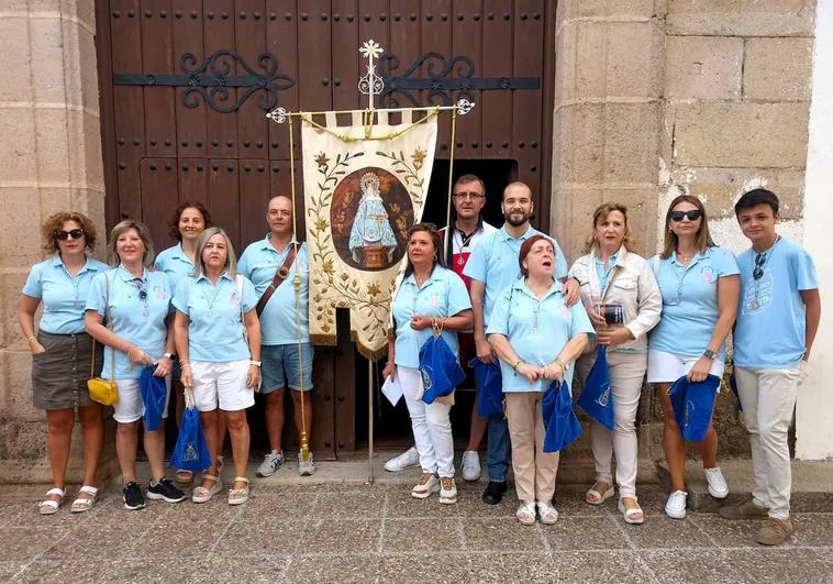 Miembros de la Hermandad y de la parroquia en el inicio del Petitorio