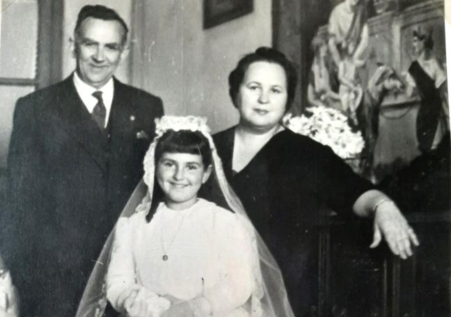 María junto a sus padres