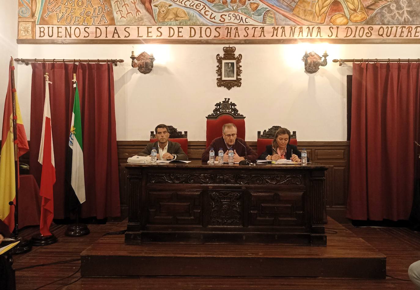El alcalde flanqueado por el interventor y la secretaria municipales