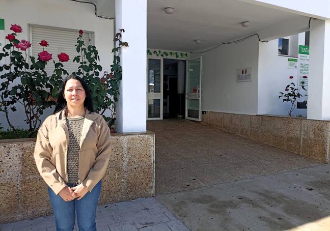La dirctora en el exterior del colegio