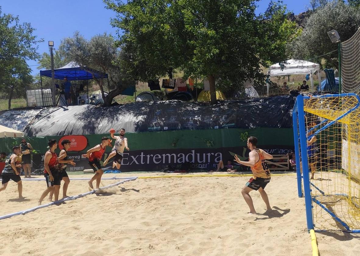 El balonmano playa sigue creciendo en Alburquerque