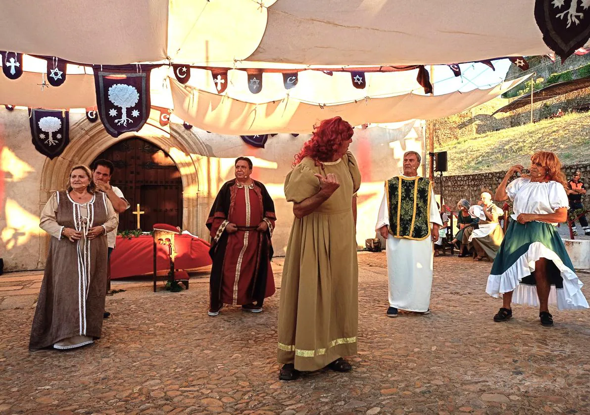 Escena de teatro popular durante el Festival Medieval 2023