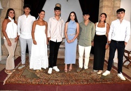 Los representantes de la juventud en las fiestas patronales posan en la iglesia de Santa María del Castillo