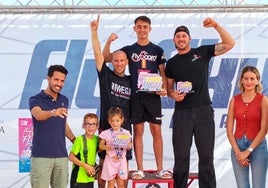Carlos, a la derecha, tercero en el nacional de flyboad