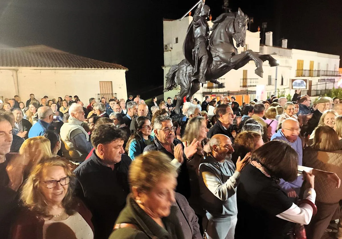 Concentración vecinal contra el deterioro del Castillo de Luna