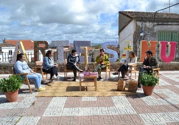 Participación de la artista Laura Manuela en el Foro Artesanu