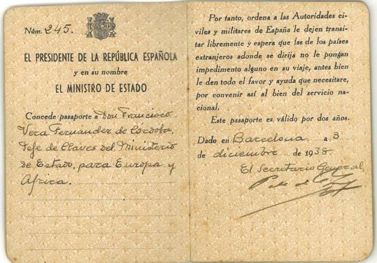 Imagen principal - Arriba, detalle del pasaporte de Vera como jefe de claves del Ministerio de Estado de la Segunda República. Abajo, alguno de las notas manuscritas y mecanografiadas sobre el denominado 'Método Vera' del código criptográfico de su autoría.