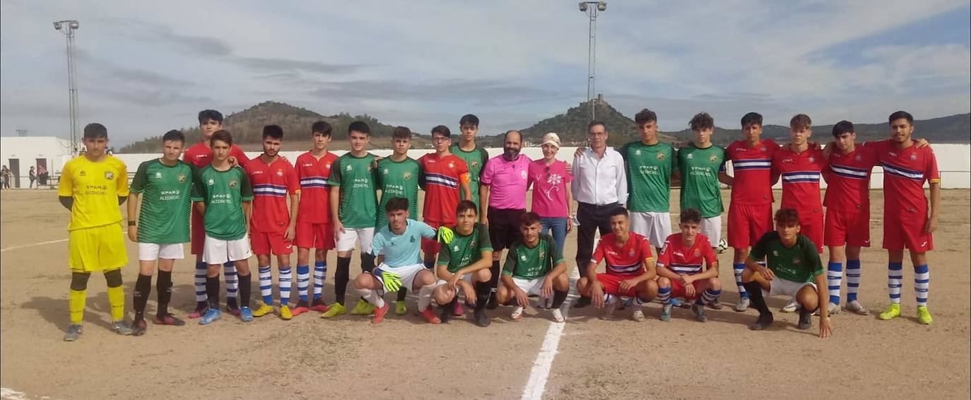 Participantes en el último partido solidario a beneficio de la lucha contra el cáncer, organizado por el Club de Fútbol Alconchel en octubre de 2021. 