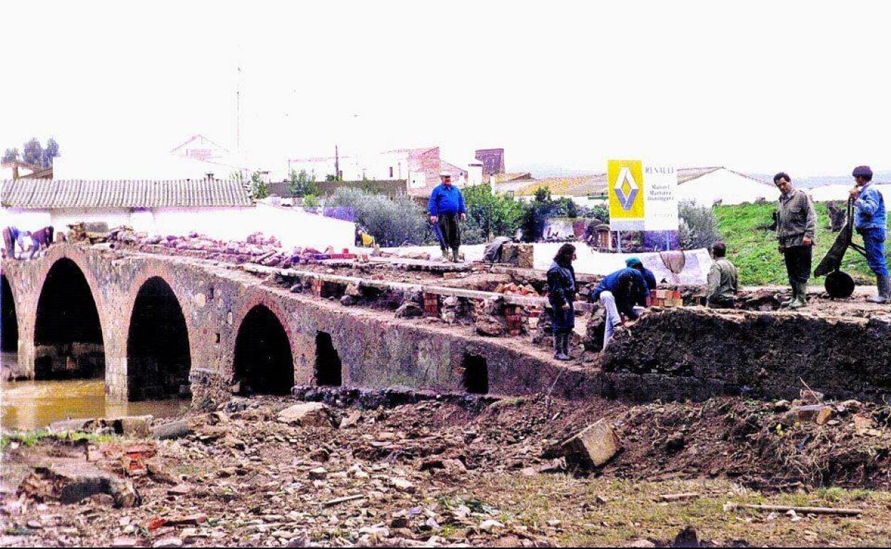 Estado en que quedó tras la riada el Puente Viejo de Alconchel, el 6 de noviembre de 1997. 