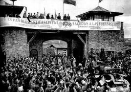 Los españoles presos en Mauthausen y Gusen recibieron con una pancarta a las tropas aliadas el día de la liberación del campo de concentración, el 5 de mayo de 1945.