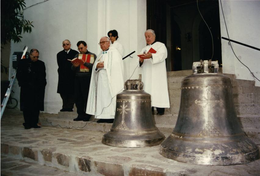 Imagen secundaria 1 - Arriba, Antonio Landajo junto al papa Juan Pablo II, en 1991, en conmemoración de sus bodas de plata como sacerdote. Abajo, junto al obispo de Badajoz, Antonio Montero Moreno, bendiciendo las nuevas campanas de la iglesia en diciembre de 1999. A la derecha, D. Antón, durante la celebración de sus bodas de oro sacerdotales en Badajoz, en abril de 2016.