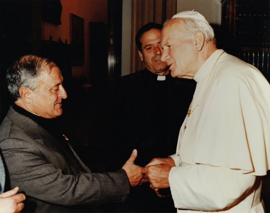 Imagen principal - Arriba, Antonio Landajo junto al papa Juan Pablo II, en 1991, en conmemoración de sus bodas de plata como sacerdote. Abajo, junto al obispo de Badajoz, Antonio Montero Moreno, bendiciendo las nuevas campanas de la iglesia en diciembre de 1999. A la derecha, D. Antón, durante la celebración de sus bodas de oro sacerdotales en Badajoz, en abril de 2016.