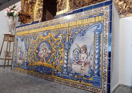Detalle del mural recién instalado en la base del retablo de la ermita de la Soledad de Alconchel.