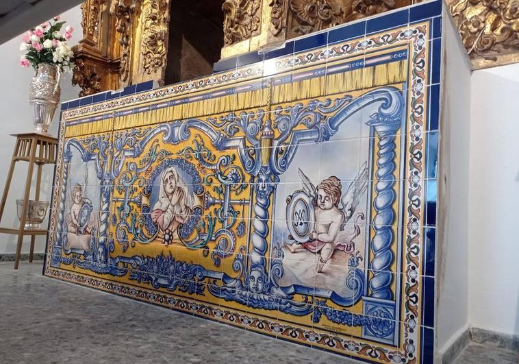 Instalado un mural de azulejería artística en la base del retablo de la ermita de la Soledad