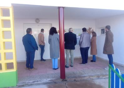 Imagen secundaria 1 - Momentos en que la comitiva visita ambas aulas escolares.