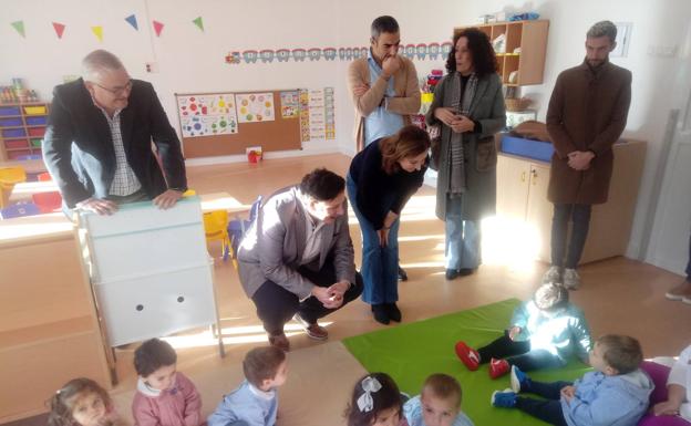 Imagen principal - Momentos en que la comitiva visita ambas aulas escolares.