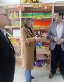 Imagen secundaria 2 - Arriba, el secretario general, flanqueado por el alcalde y miembros del equipo directivo del colegio de Alconchel; abajo, visitando las nuevas instalaciones para hacer deporte a cubierto y la biblioteca escolar.