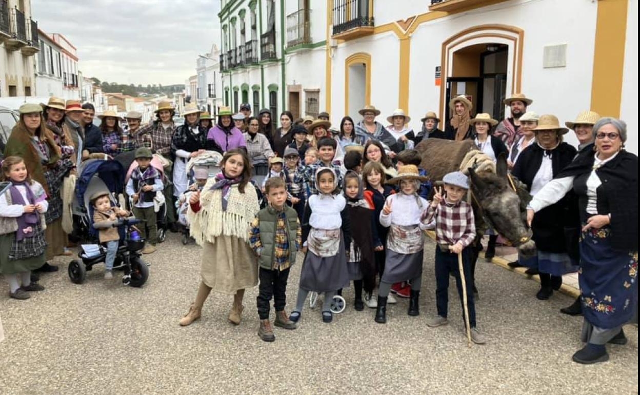 Una multitud disfrazada recorre las calles de Alconchel con la Siembra de la Ceniza