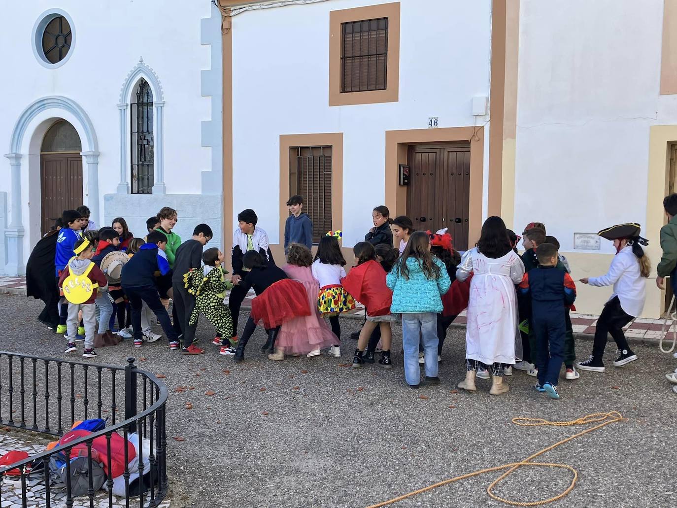 Imagen secundaria 1 - La plaza del Santo Ángel se llena de cántaros rotos en el tradicional Juego del Entregá