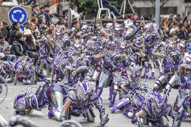 La Comparsa Stanmajaras, durante su participación el pasado domingo en el desfile del Carnaval de Badajoz. 