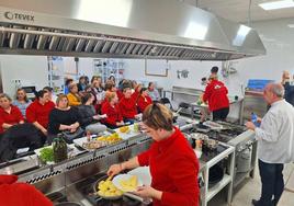 Momento del taller de cocina realizado este miércoles en el Centro de Formación Municipal.