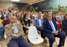 Manolo García (dcha) protagonizó el XIV Vinito Emprendedor de la Ceal.