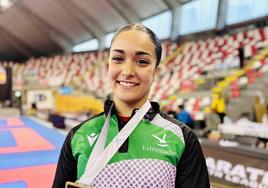 Paola muestra la medalla conseguida en La Coruña.