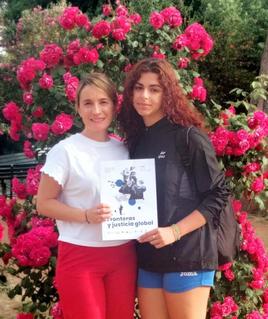 Ángela (dcha) junto a la profesora de Filosofía que la acompañó a Tenerife.