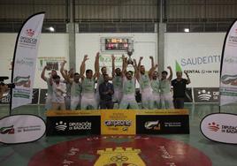 El equipo de Almendralejo celebró la victoria en el pabellón de Olivenza.