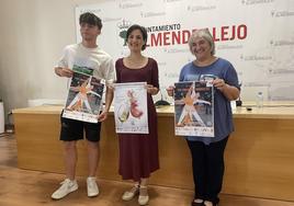 Los organizadores flanquean a la concejala Raquel del Puerto.