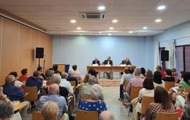 La sala del Centro Cívico estuvo abarrotada de público en la presentación.