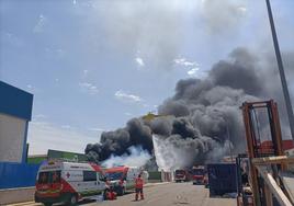 El helicóptero ha ayudado a enfriar la zona y a estabilizar el incendio.