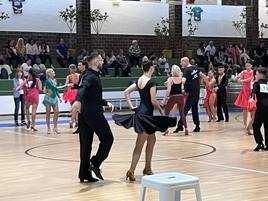 Parejas y singles de todas las edades muestran sobre el parqué sus destrezas en el baile