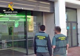 Agentes de la Guardia Civil delante de un supermercado.