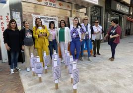 Las concejalas han visitado el puesto informativo de la Asociación Oncológica.