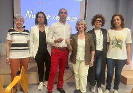 Las componentes de Amiga 1931 entregan el premio a José Ramón Domínguez.