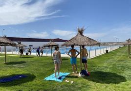 Numerosos chicos han sido los primeros en inaugurar la piscina este viernes.