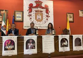 El promotor del festival (centro) junto a responsables de la bodega.