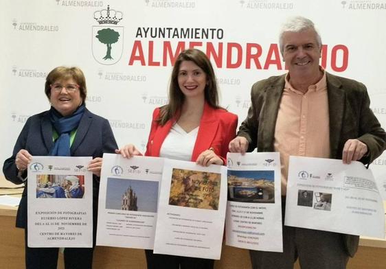 La concejala Isabel Ballesteros, en el centro, junto a representantes de la Asociación de Mayores