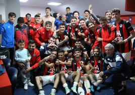 La plantilla celebra en el vestuario la victoria ante el Oliva