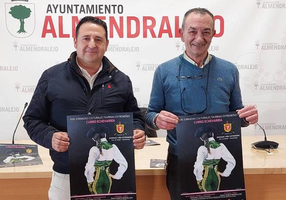 El presidente de la peña taurina y el concejal de Asuntos Taurinos con el cartel de las jornadas