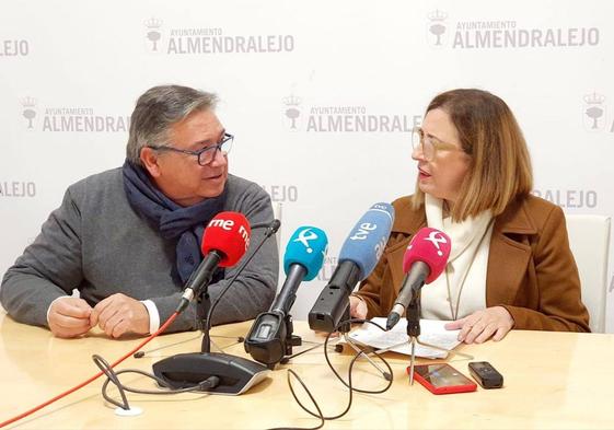 El alcalde, José María Ramírez, y la consejera, Mercedes Morán, durante la comparecencia