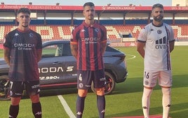 Varios componentes del CD Extremadura posan con las diferentes equipaciones para el debut en Tercera División