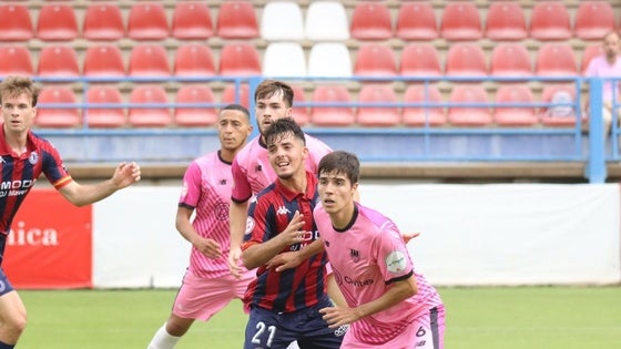 Fulton lleva al éxtasis al Olivenza y el Extremadura vuelve a tropezar