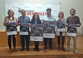 Miembros de la asociación y de la organización, junto a la concejala de Deportes