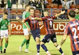 Javi Bernal celebrando un gol durante la temporada